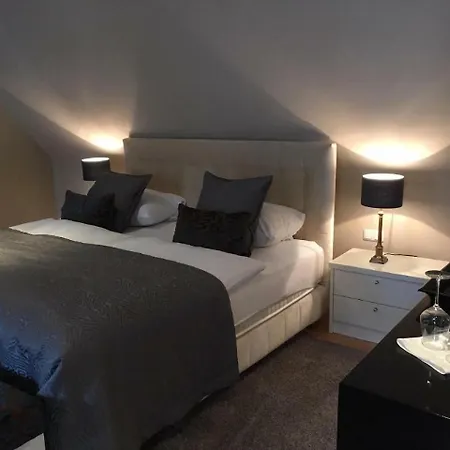 Gutshotel Weingut Schloss Reinhartshausen Hotel *