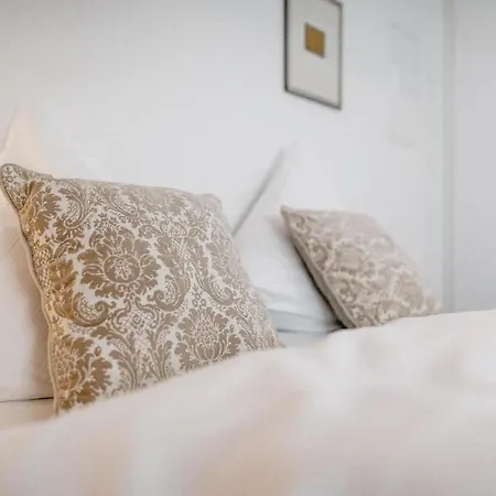 Hotel Gutshotel Weingut Schloss Reinhartshausen *