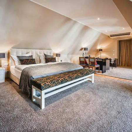 Gutshotel Weingut Schloss Reinhartshausen 호텔