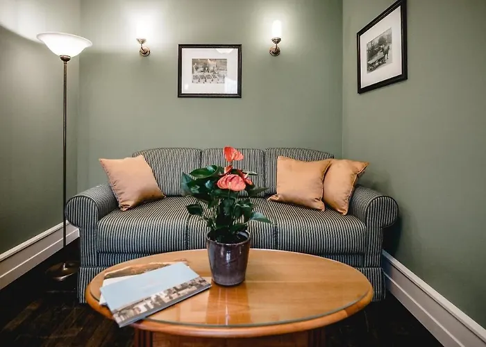 Gutshotel Weingut Schloss Reinhartshausen 엘트빌레