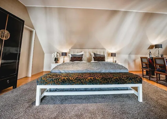 Gutshotel Weingut Schloss Reinhartshausen 호텔