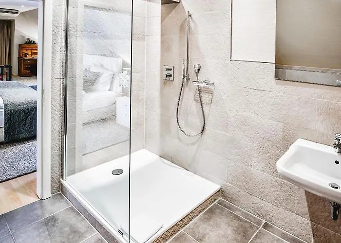 Gutshotel Weingut Schloss Reinhartshausen 호텔