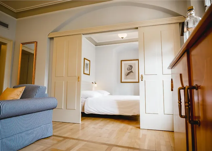 호텔 Gutshotel Weingut Schloss Reinhartshausen 엘트빌레