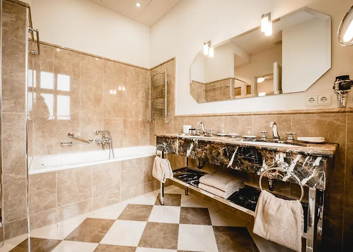 Gutshotel Weingut Schloss Reinhartshausen * 엘트빌레