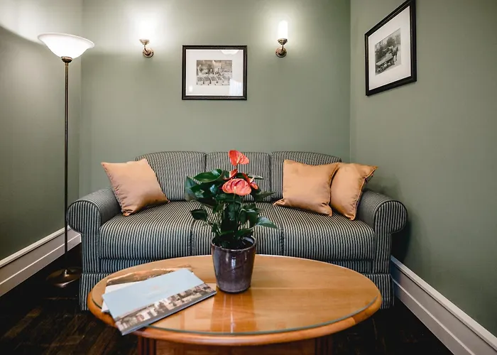 Gutshotel Weingut Schloss Reinhartshausen * 엘트빌레